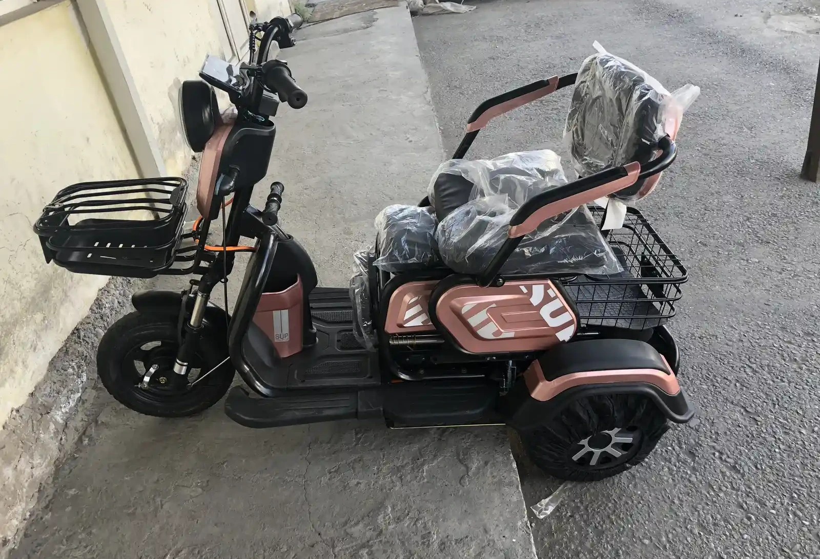 Трёхколёсный электромопед Scooter