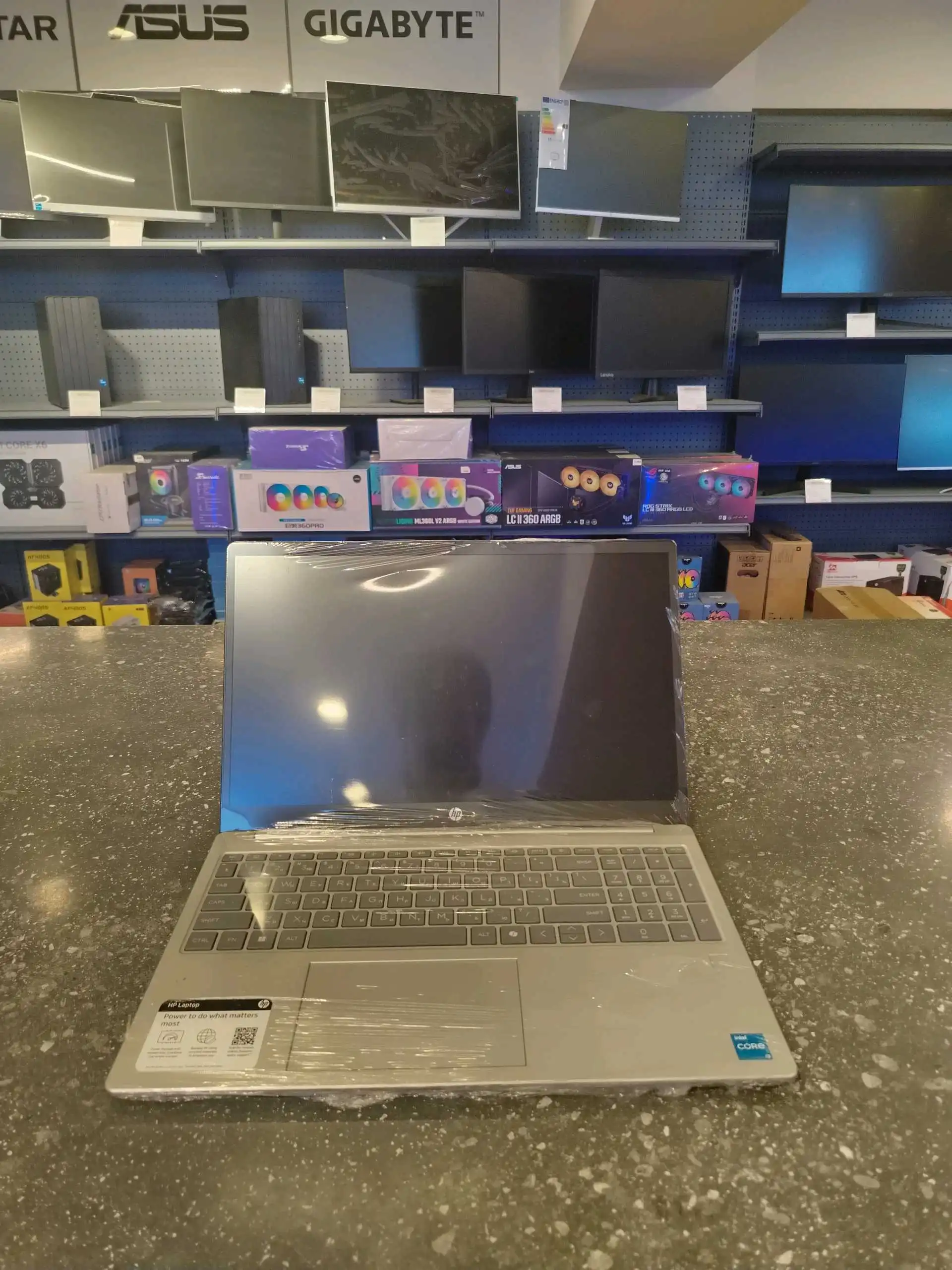 hp laptop/Intel core i3-N305/ram 8gb/SSD 256gb
