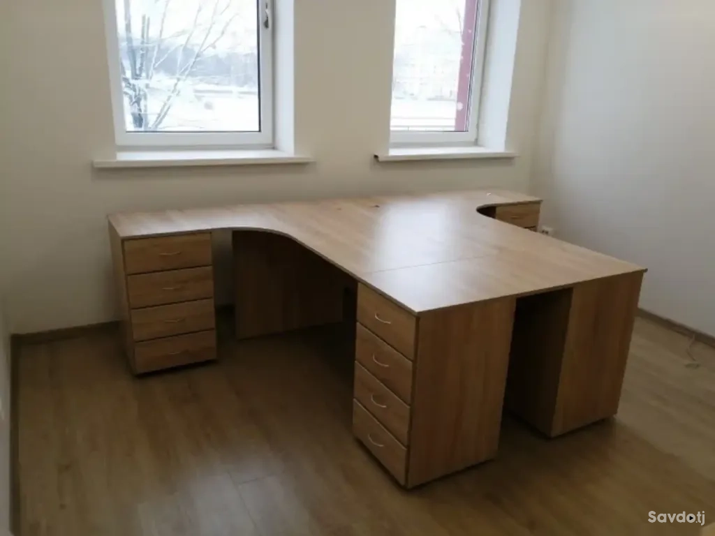 Офисный стол