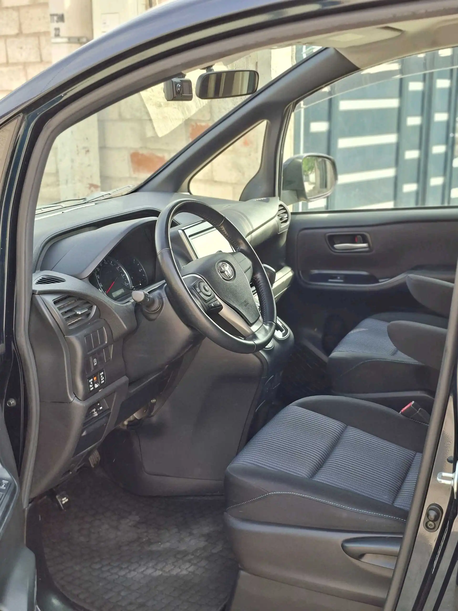 Toyota Voxy 2014