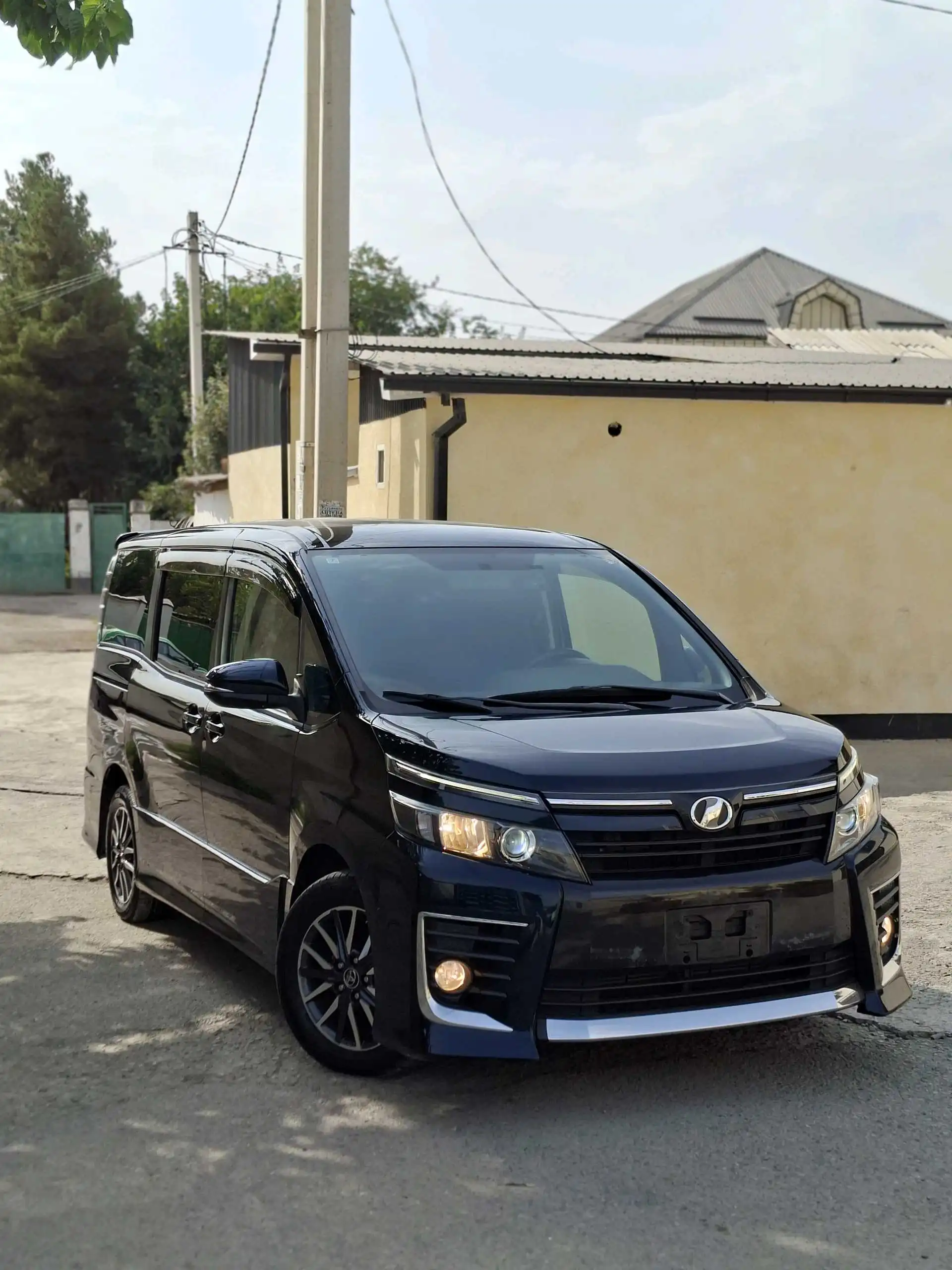 Toyota Voxy 2014