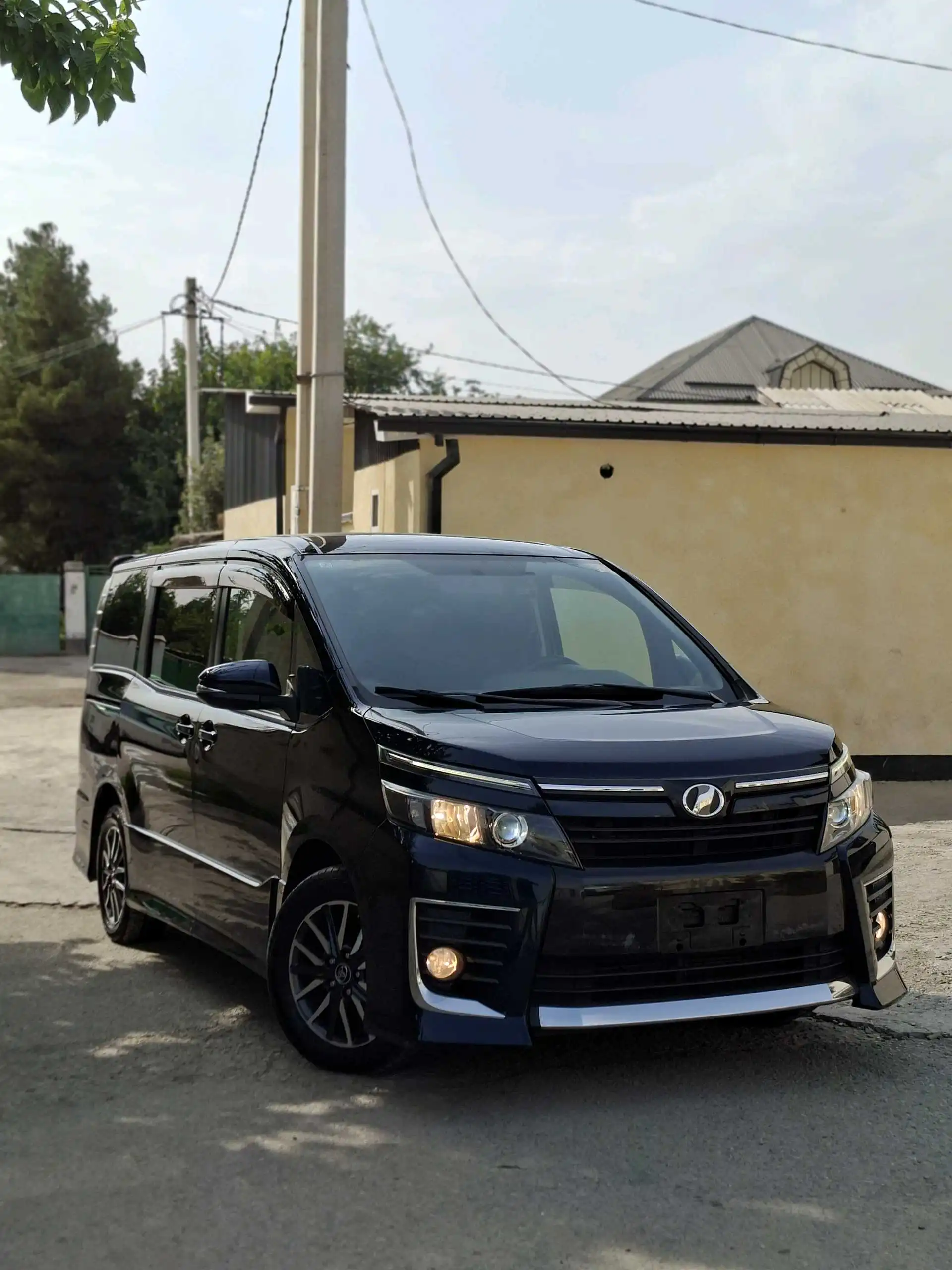 Toyota Voxy 2014