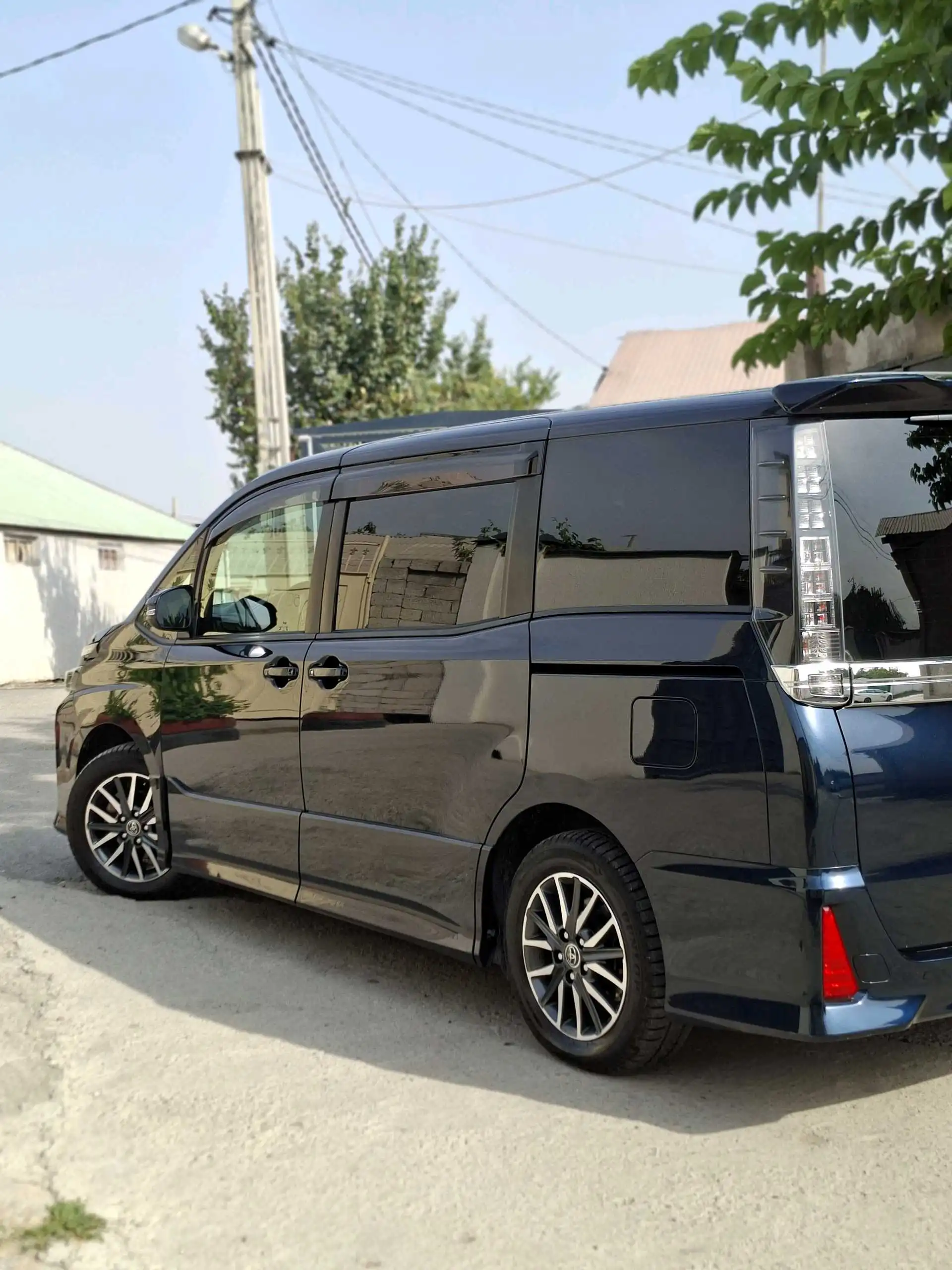 Toyota Voxy 2014