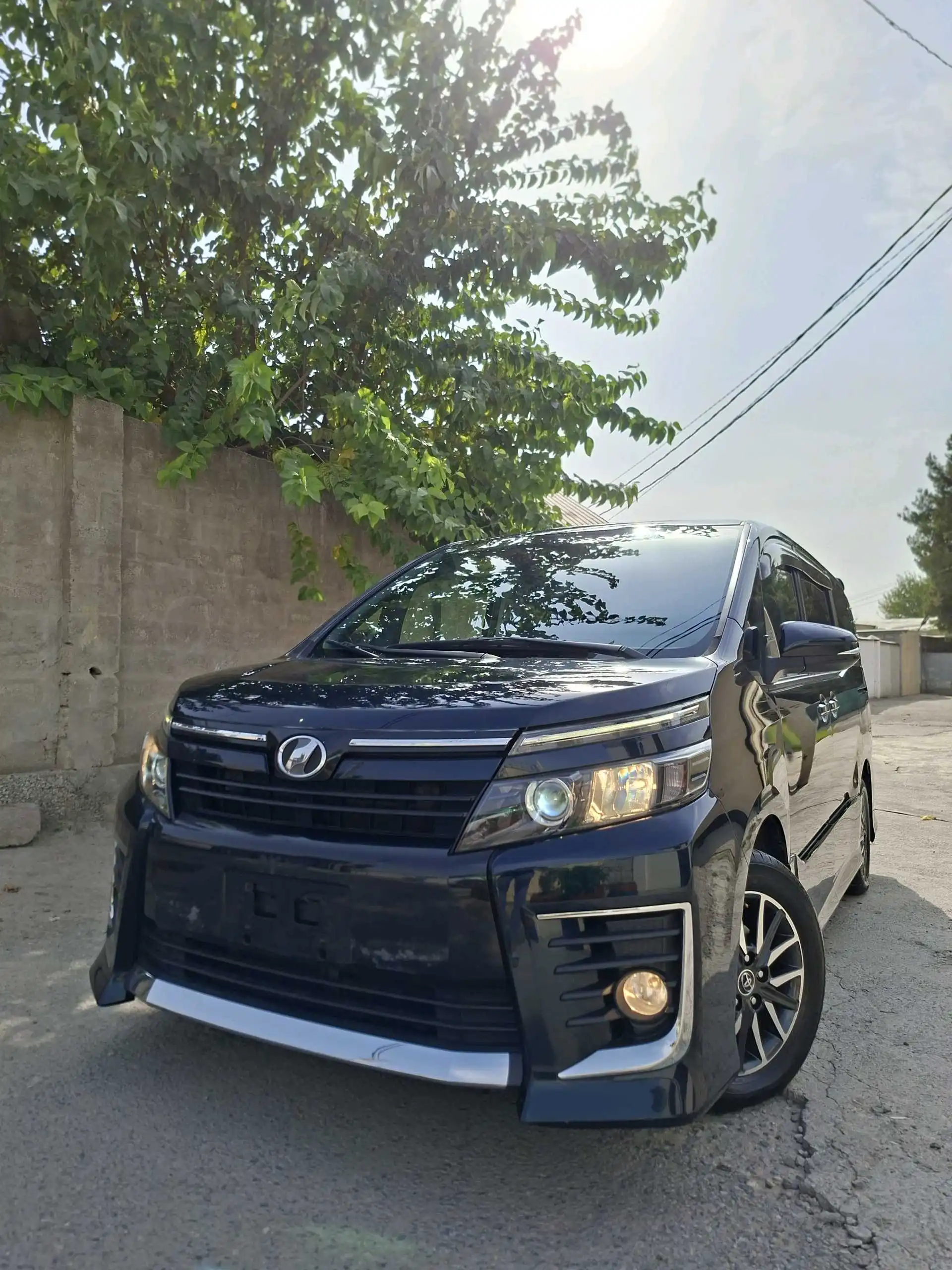Toyota Voxy 2014