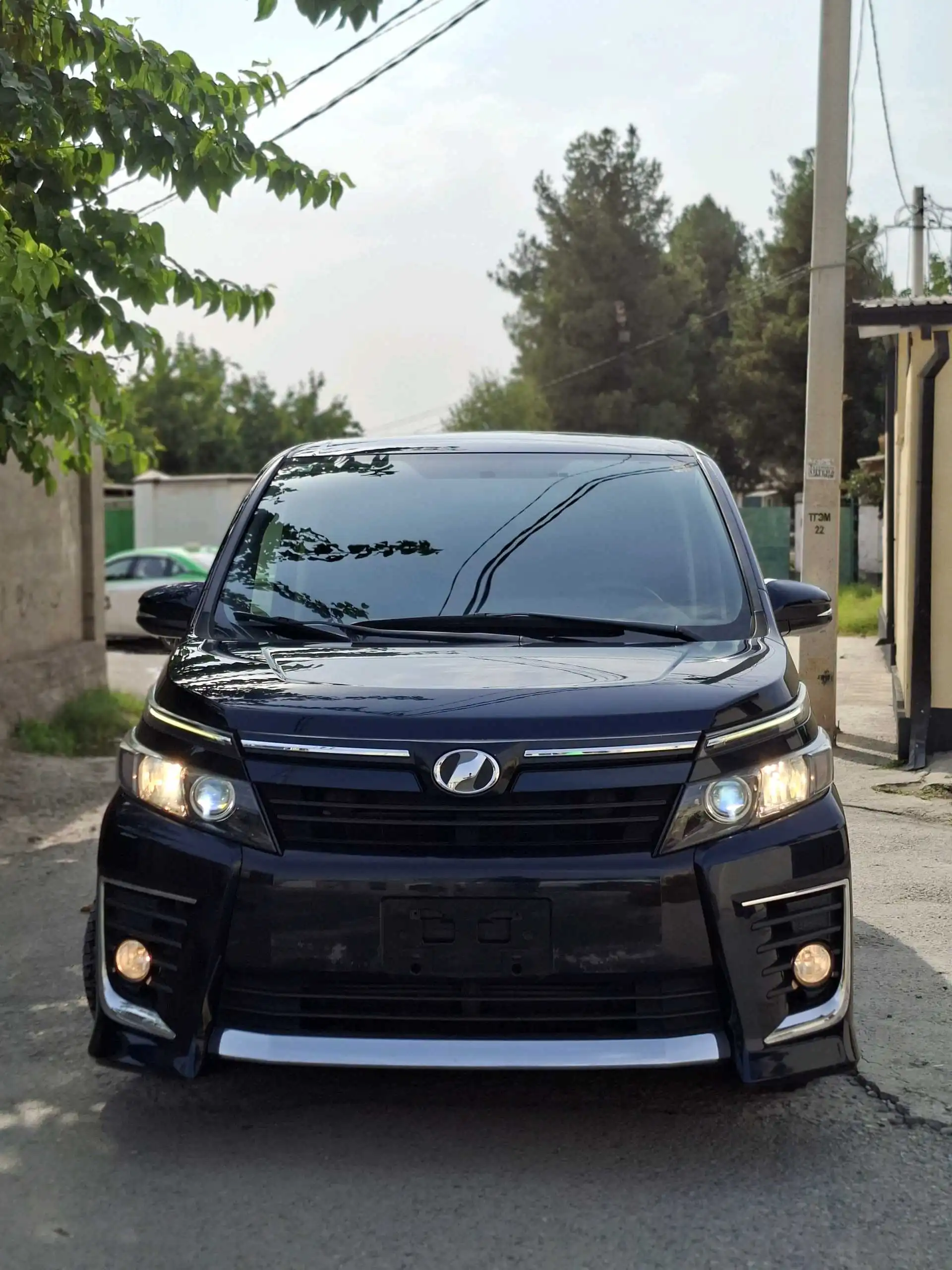 Toyota Voxy 2014