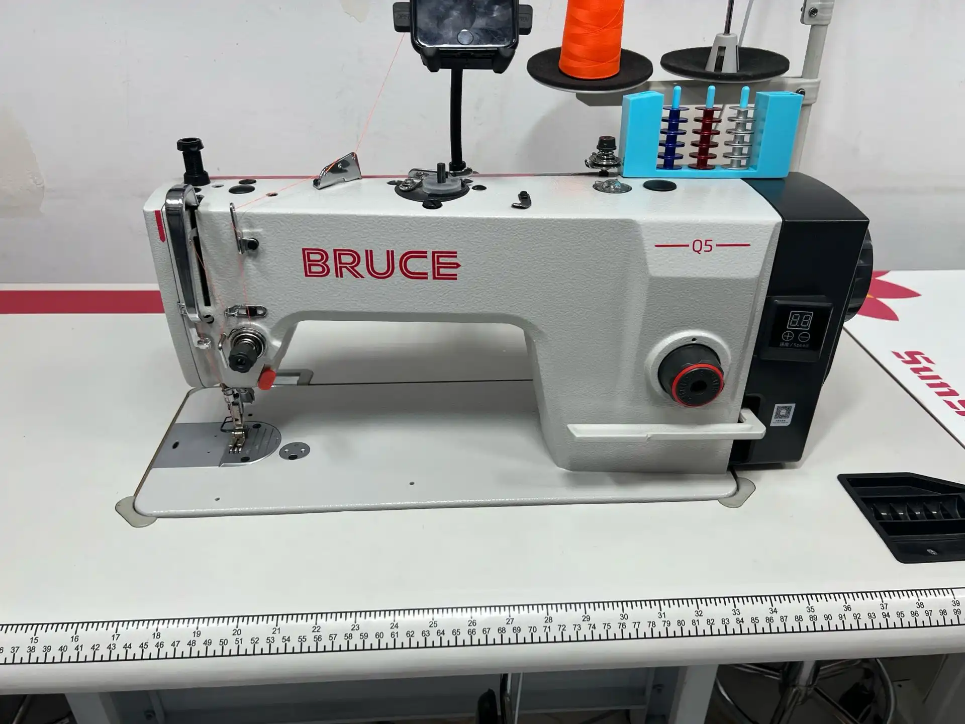 Мошинаи дарздӯзии BRUCE Q5