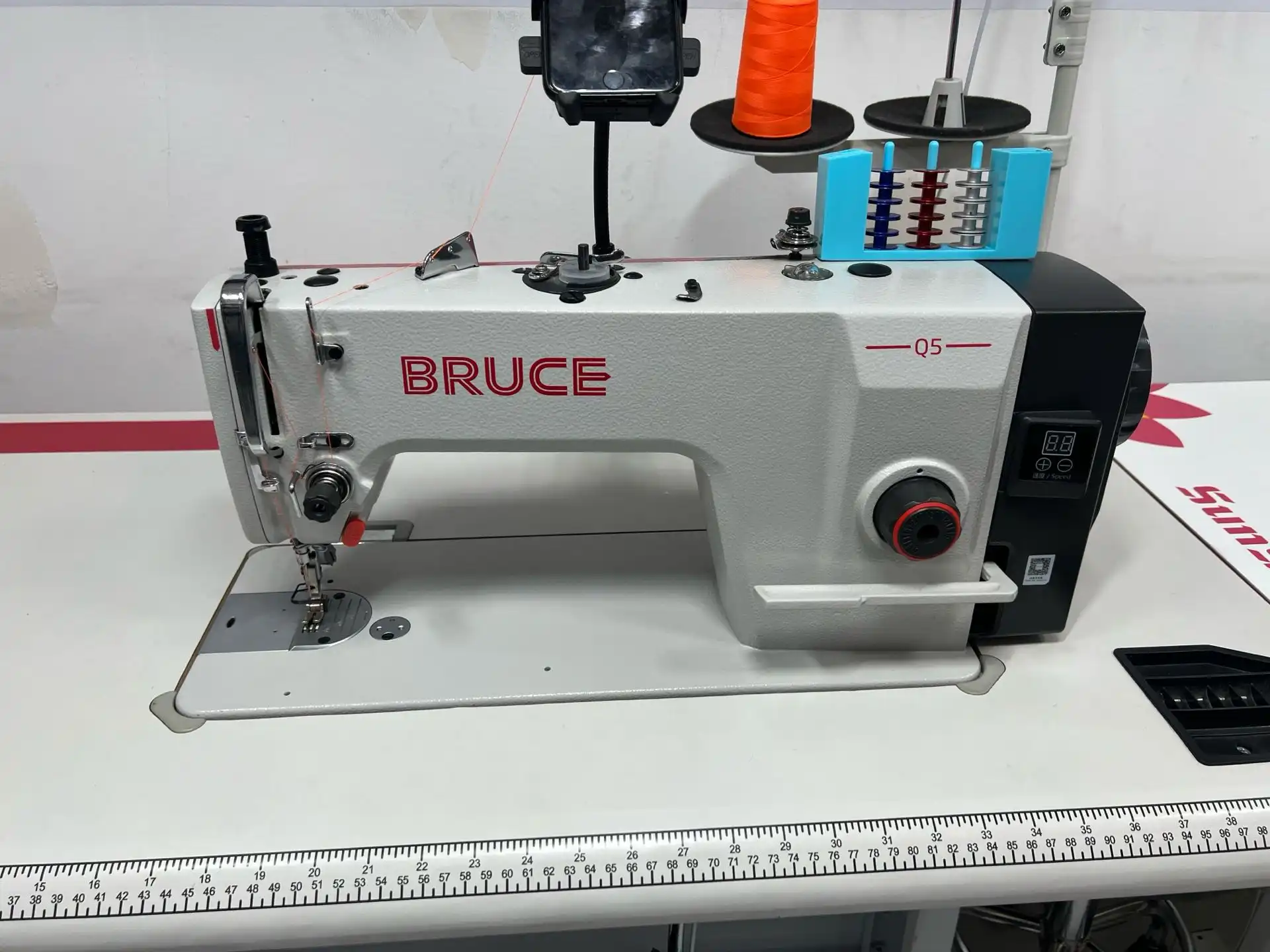 Мошинаи дарздӯзии BRUCE Q5