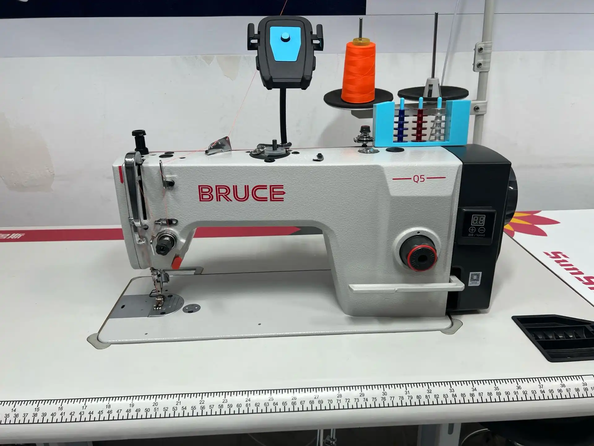 Мошинаи дарздӯзии BRUCE Q5