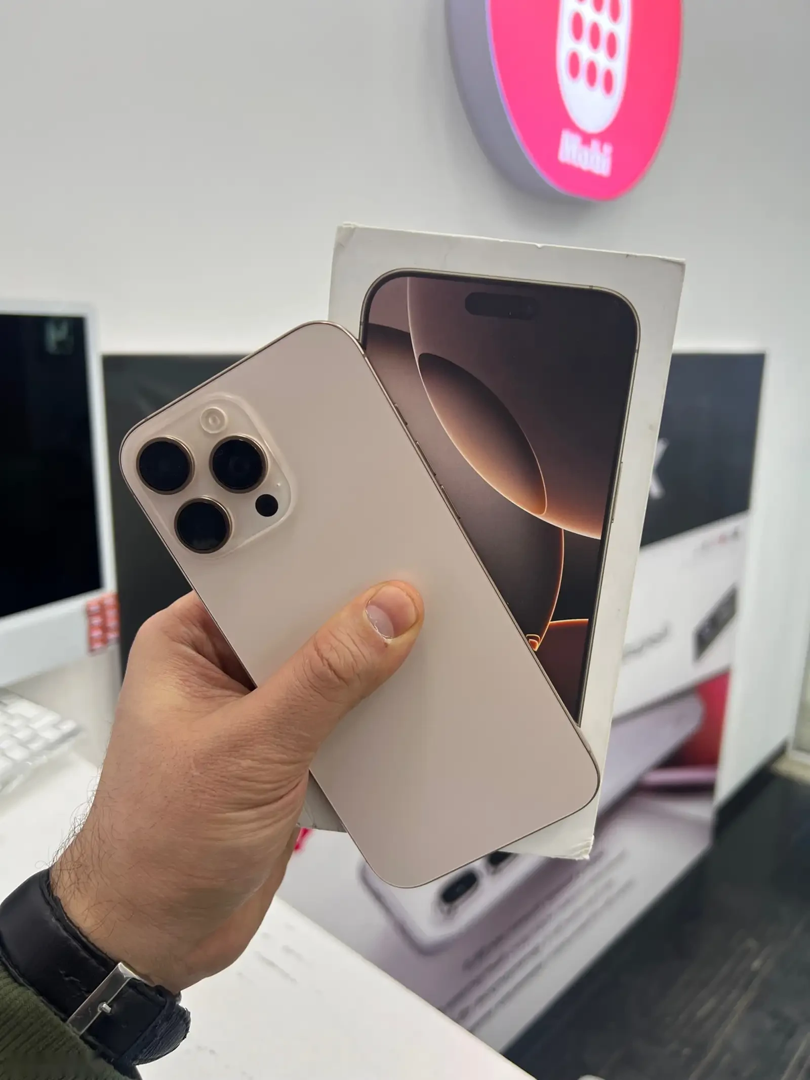 Apple iPhone 16 Pro Max, 256 gb, Desert Titanium — фото 2