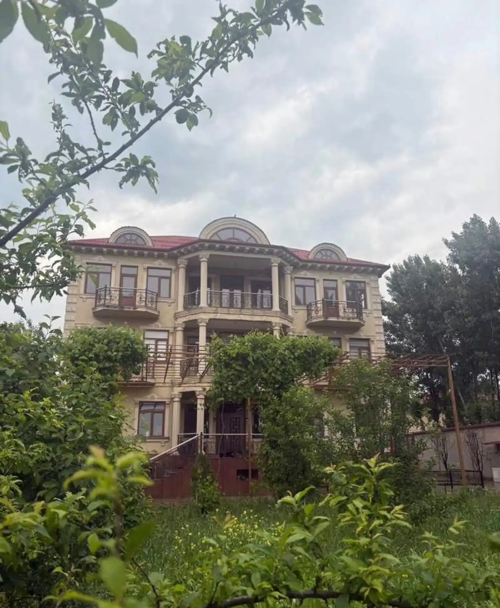 3-этажный, 10 комнатный дом, 750 м², Сино