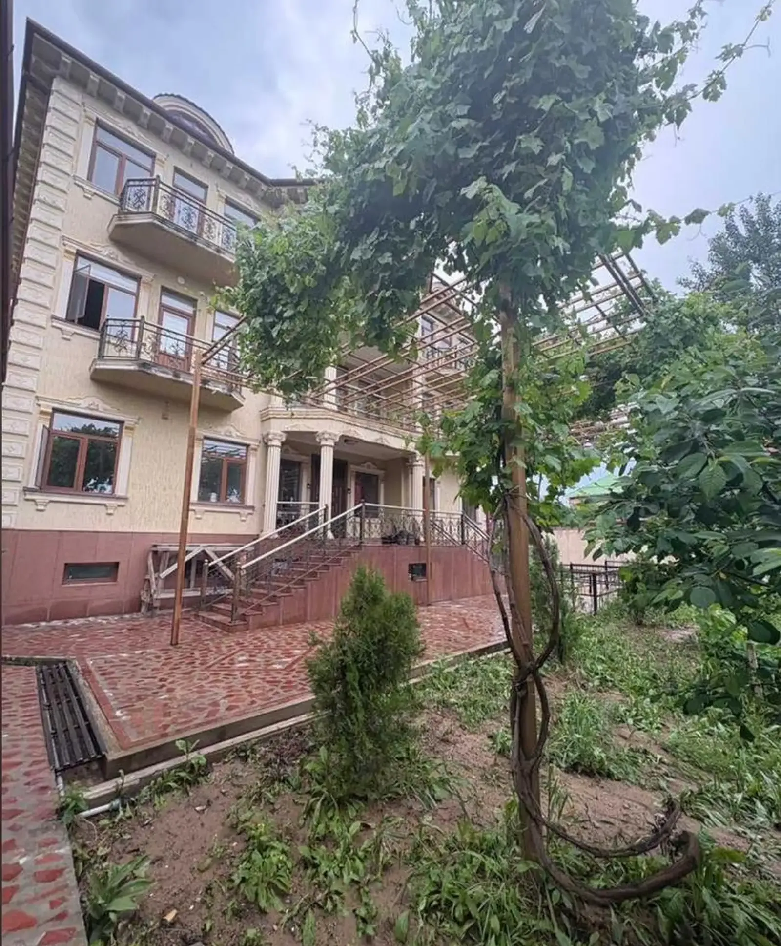 3-этажный, 10 комнатный дом, 750 м², Сино