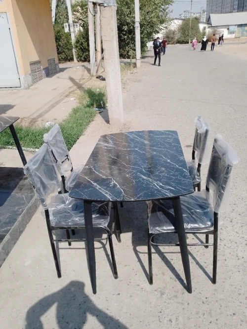 Стол и стулья
