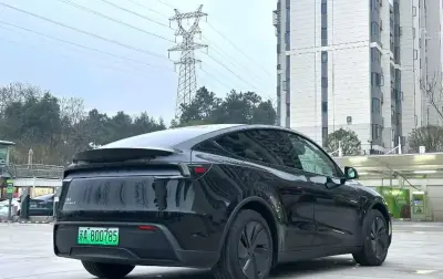 Tesla Model Y, 2025