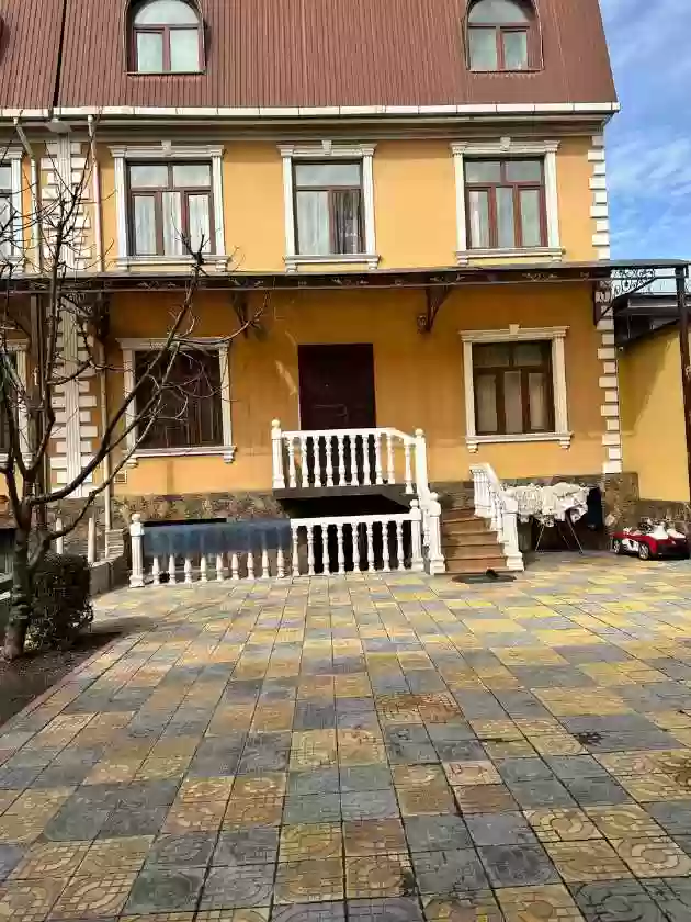3 этажный, 7-комн. дом, 280 м², 3 соток, старый аэропорт