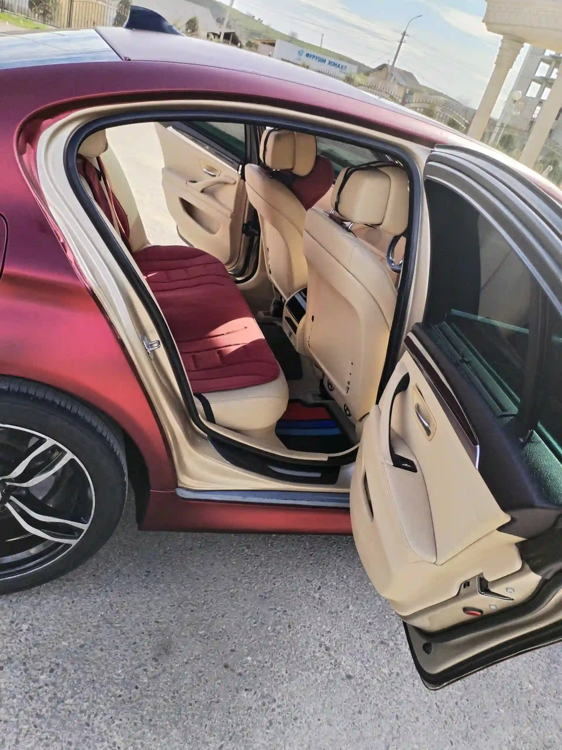 BMW M5 2011