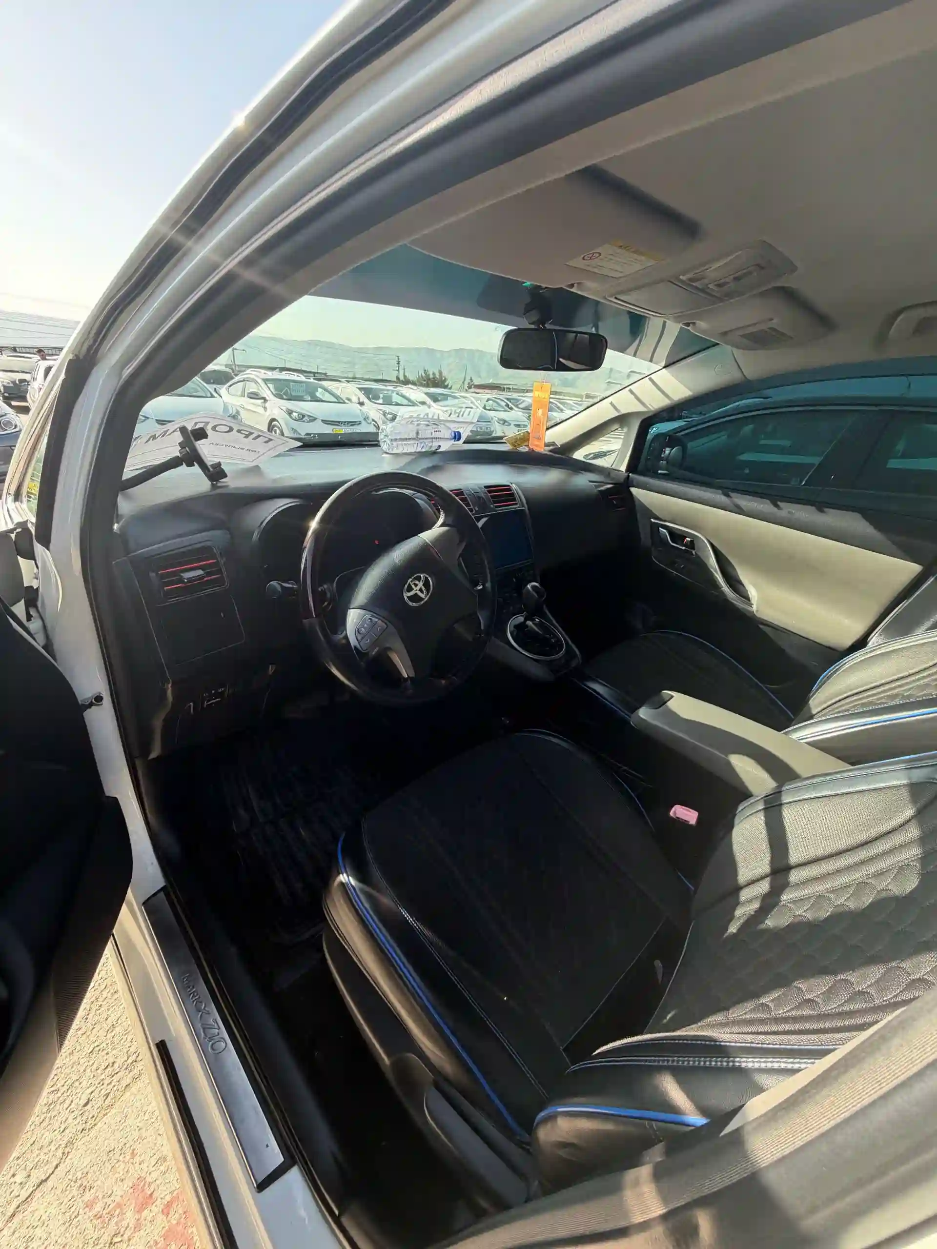 Toyota Mark X ZiO 2011