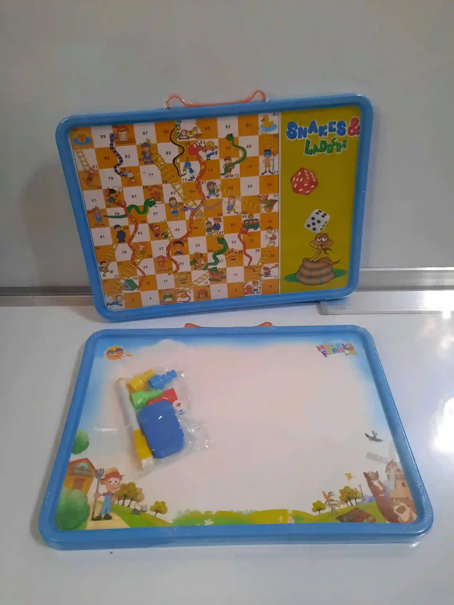Настольная игра змеи и лестницы.