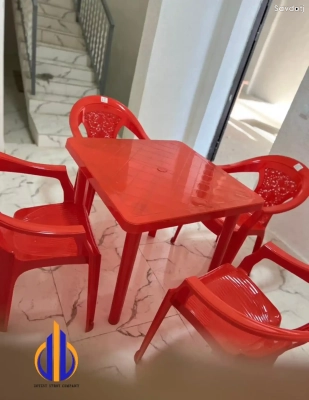 Стол и стулья