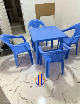 Стол и стулья