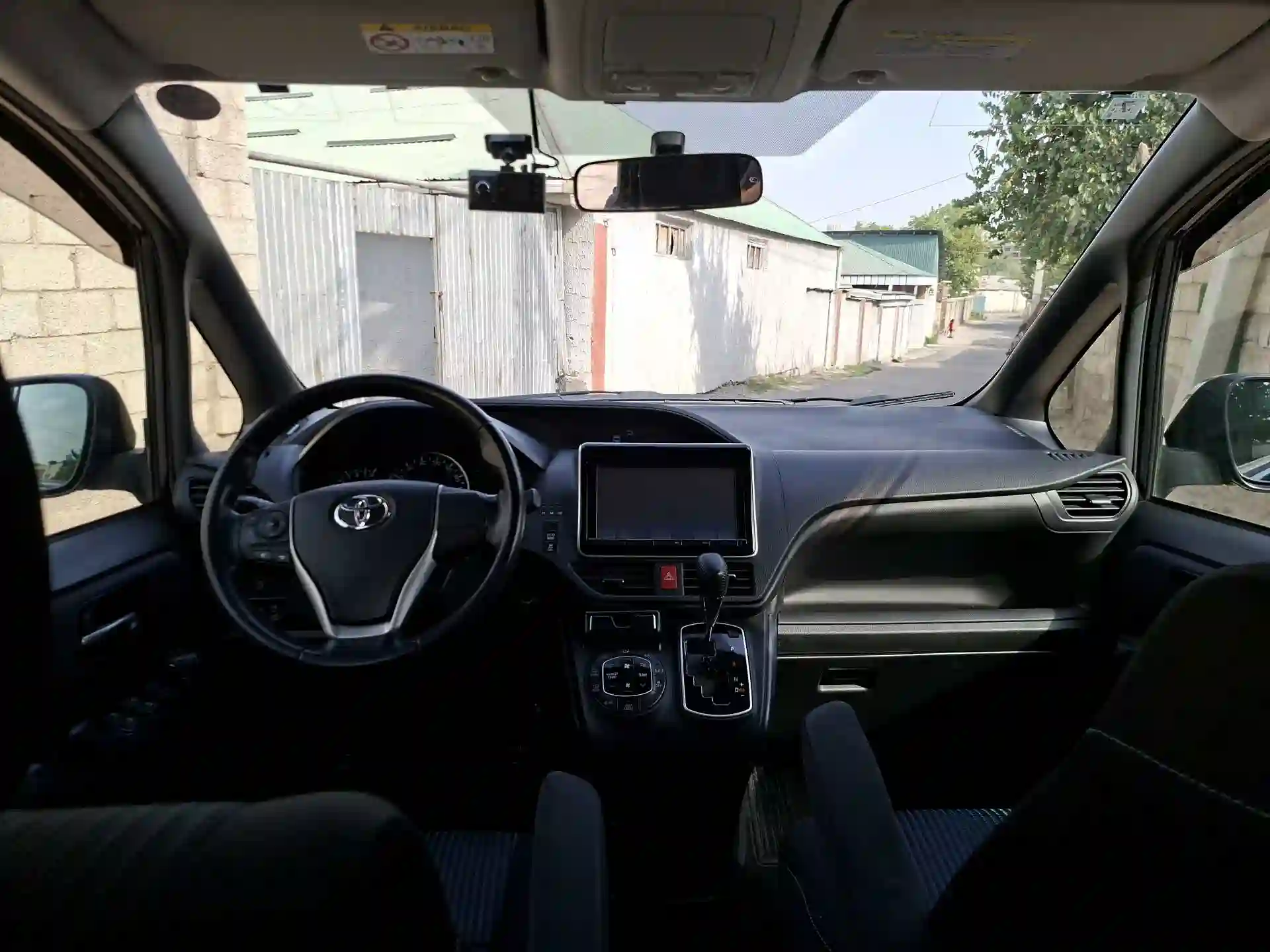 Toyota Voxy 2014