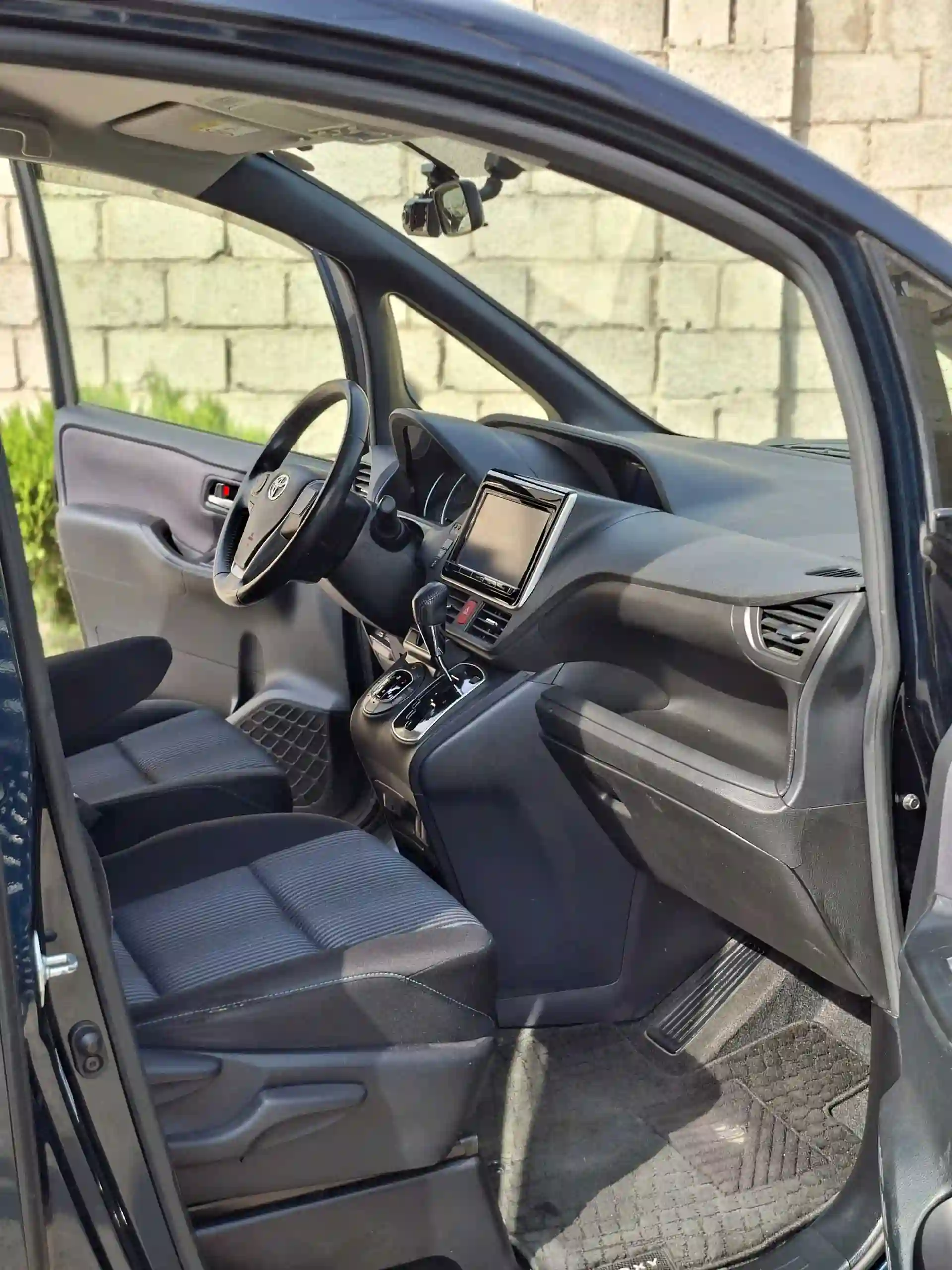 Toyota Voxy 2014