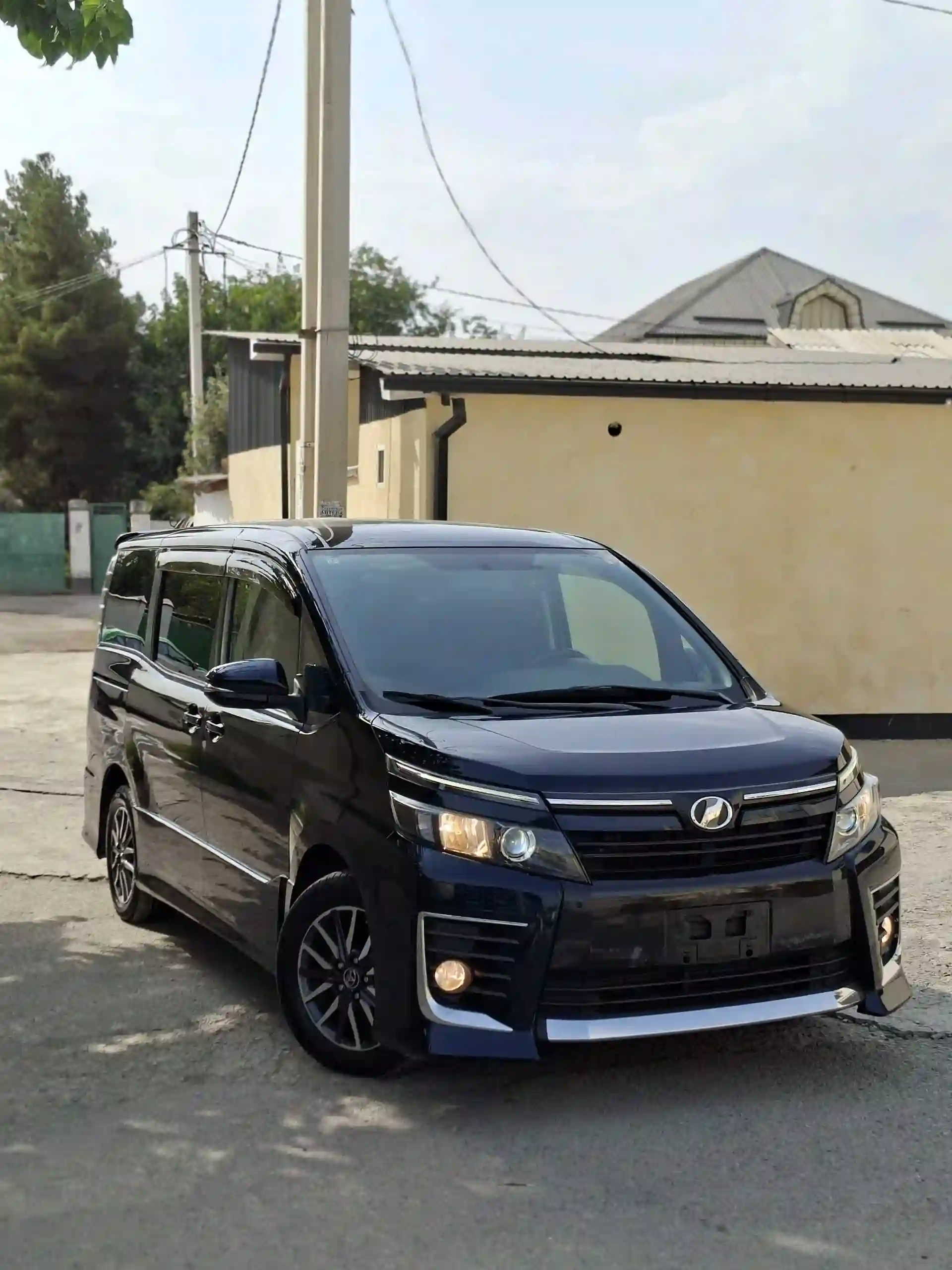 Toyota Voxy 2014