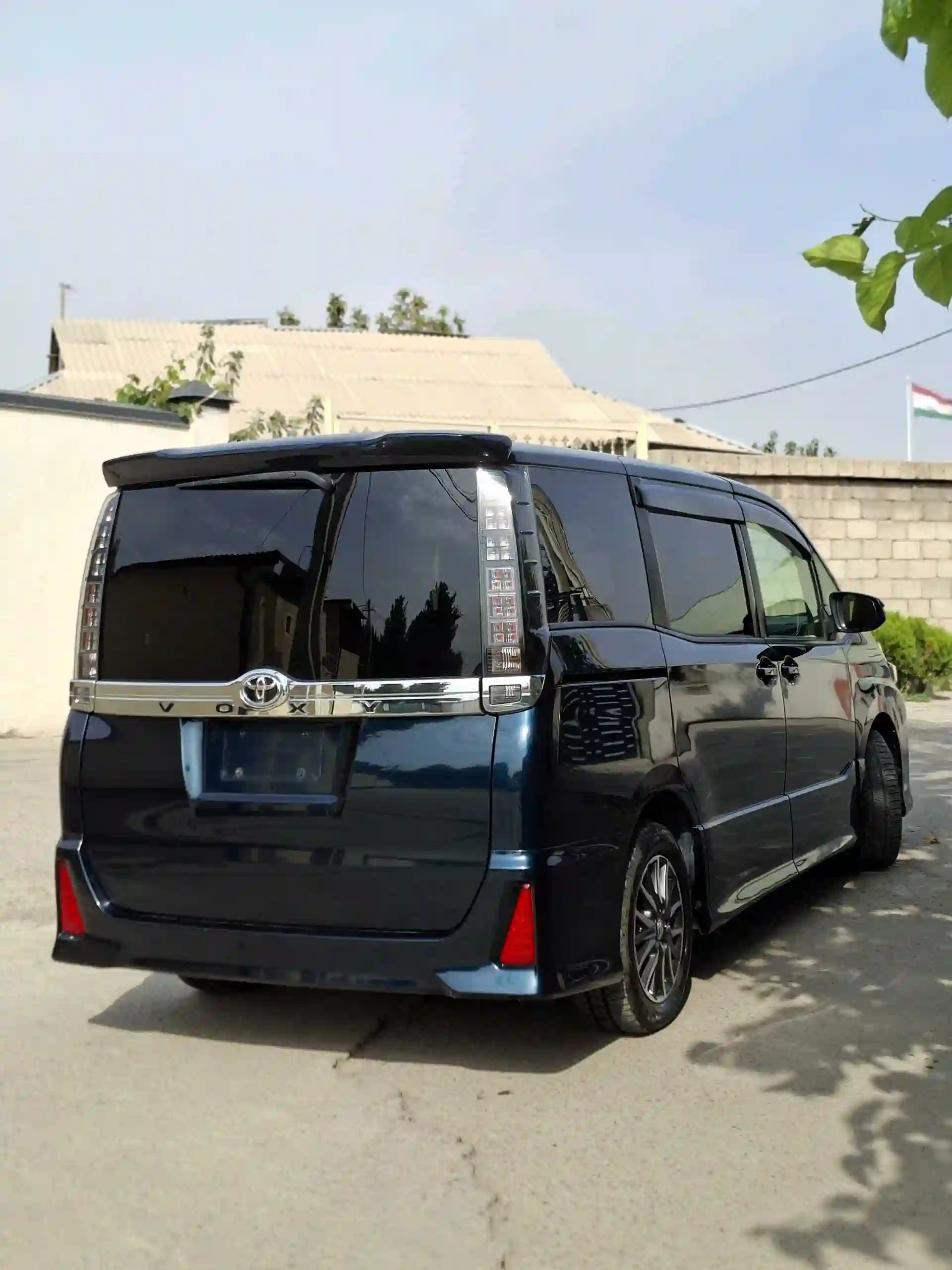 Toyota Voxy 2014