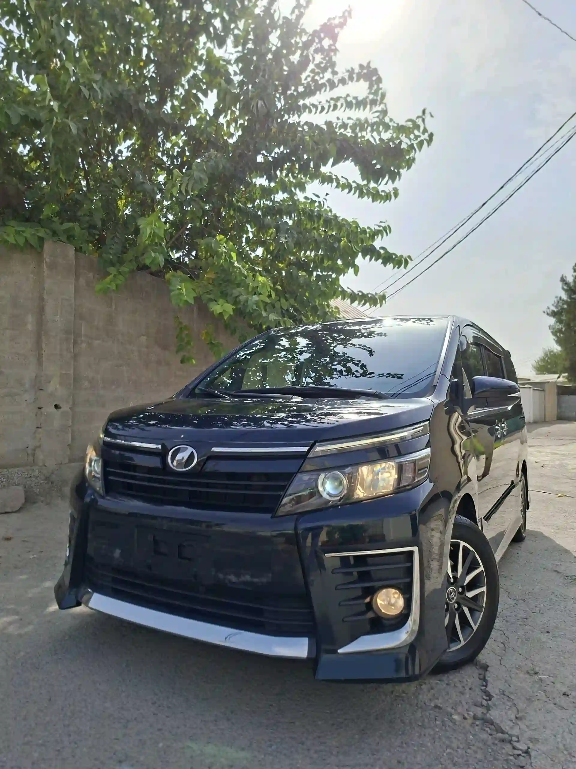 Toyota Voxy 2014