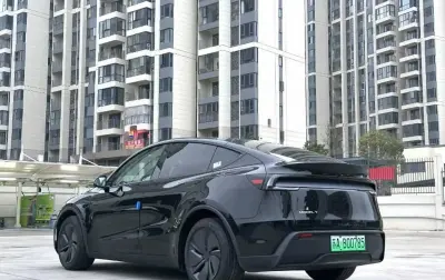 Tesla Model Y, 2025