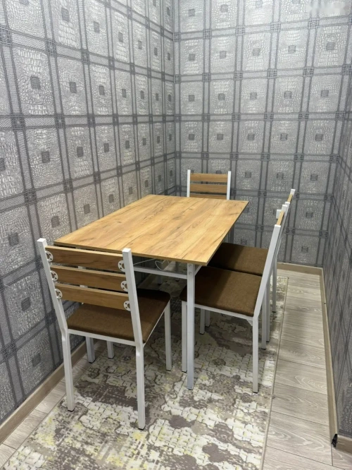 Стол и стулья