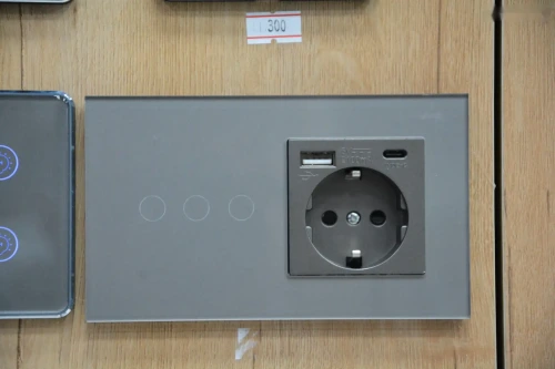 Умный 3 клавишный выключатель с розеткой Zigbee — миниатюра 1