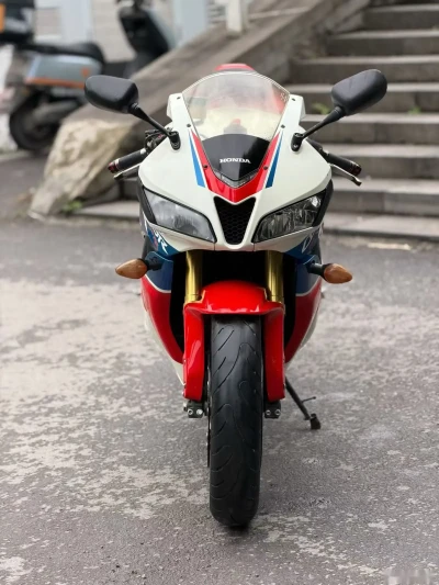 Мотоцикл Honda cbr600 — миниатюра 2