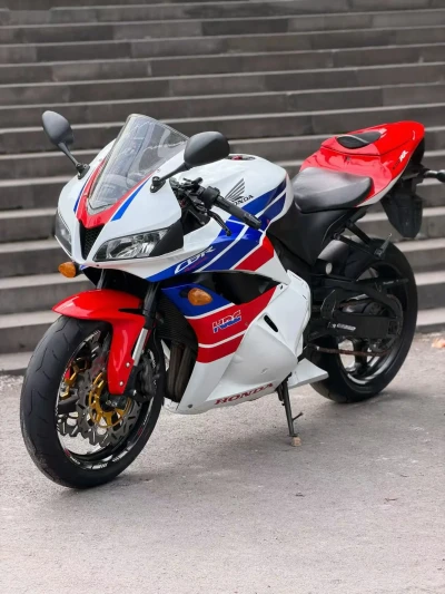 Мотоцикл Honda cbr600 — миниатюра 7