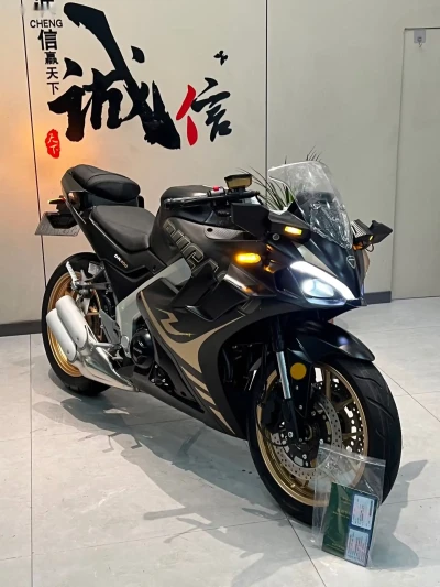 Мотоцикл Dugati 400 cc — миниатюра 1