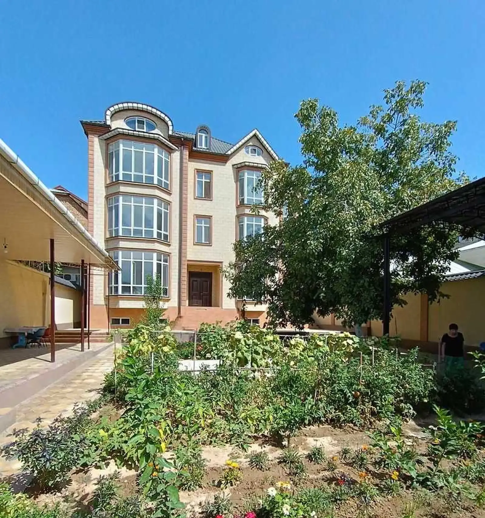 4-этажный, 17 комнатный дом, 986 м², Карамова