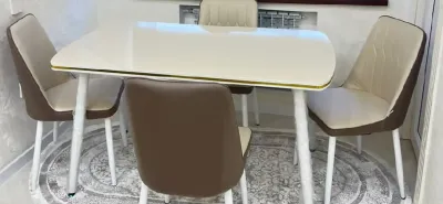 Стол и стулья