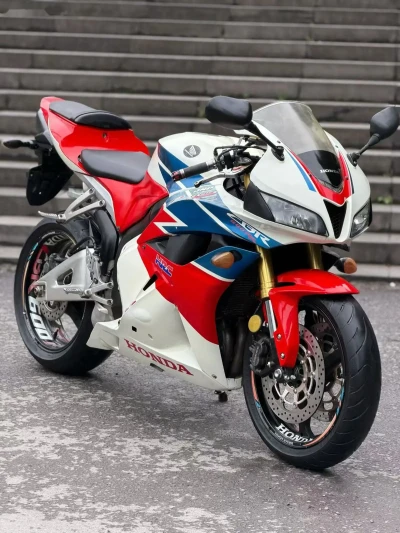 Мотоцикл Honda cbr600 — миниатюра 1