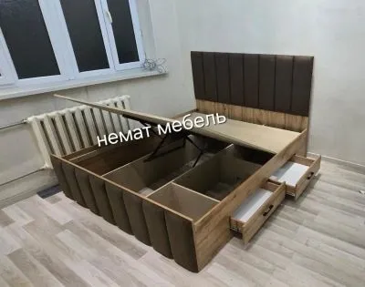 Двуспальная кровать с подъёмным механизмом