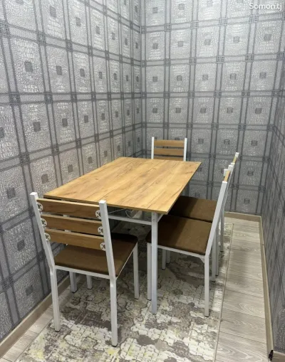 Стол и стулья