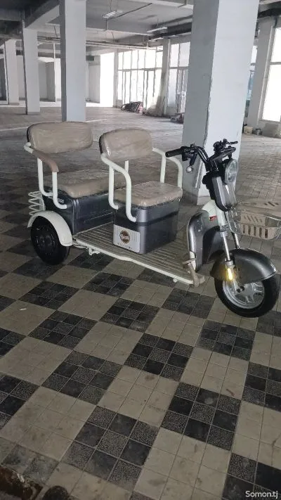 Трёхколёсный скутер