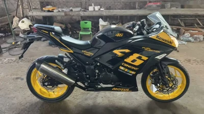 Мотоцикл Kawasaki 250 cc — миниатюра 1