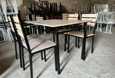 Стол и стулья