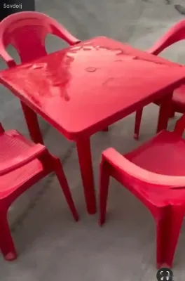 Стол и стулья