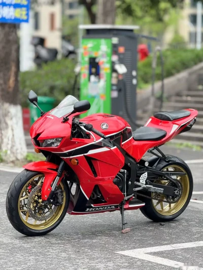 Мотоцикл Honda cbr600 — миниатюра 3