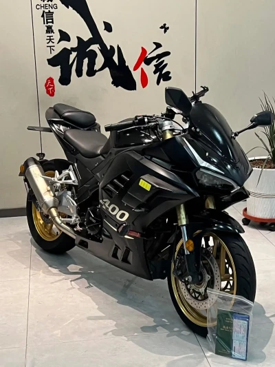 Мотоцикл Dugati 400 cc — миниатюра 1