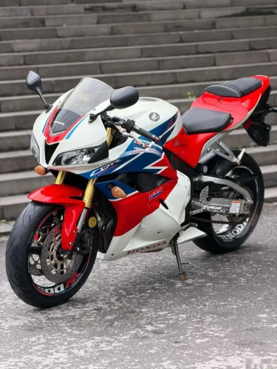 Мотоцикл Honda cbr600 — миниатюра 4