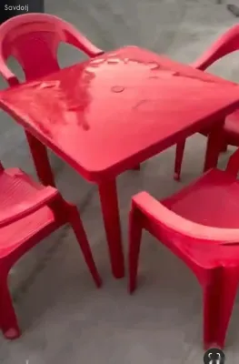 Стол и стулья